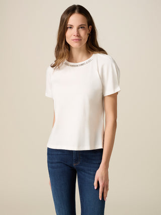 T-SHIRT Z OZDOBIONYM DEKOLDEM