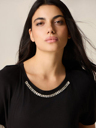 T-SHIRT CZARNY Z OZDOBIONYM DEKOLDEM